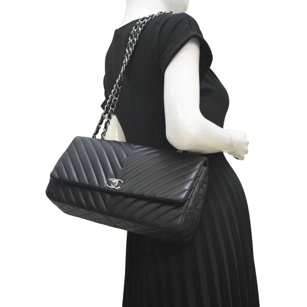 Bag Crossbody Chevron Lambskin Black Medium Pre-Owned CHANEL Flap Surpique Leather