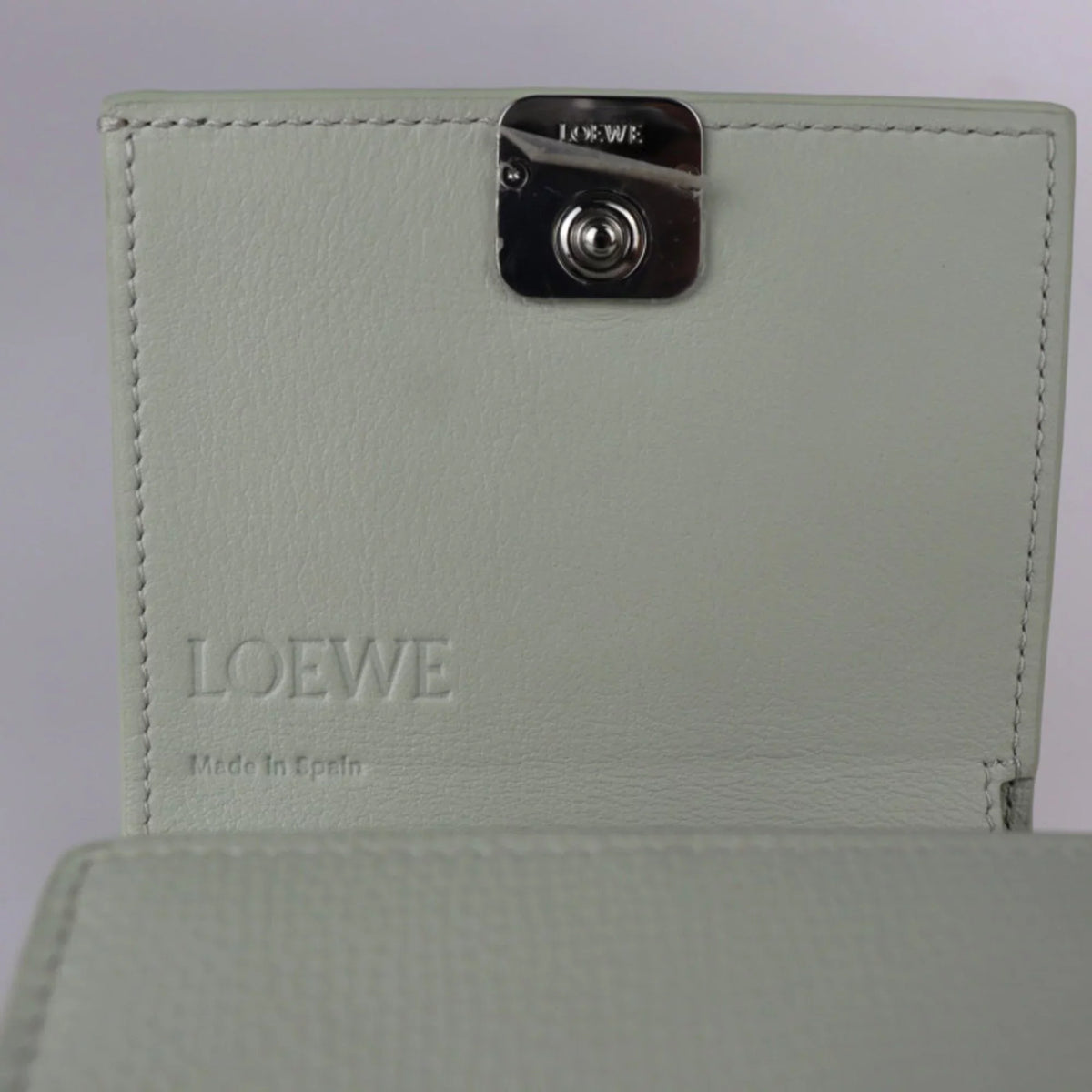 FLAP (Good) Loewe metal Anagram LOEWE L-shaped compact series fittings flap ANAGRAM light silver COMPACT C821L57X01 green Pre-Owned folio WALLET leather wallet fastener