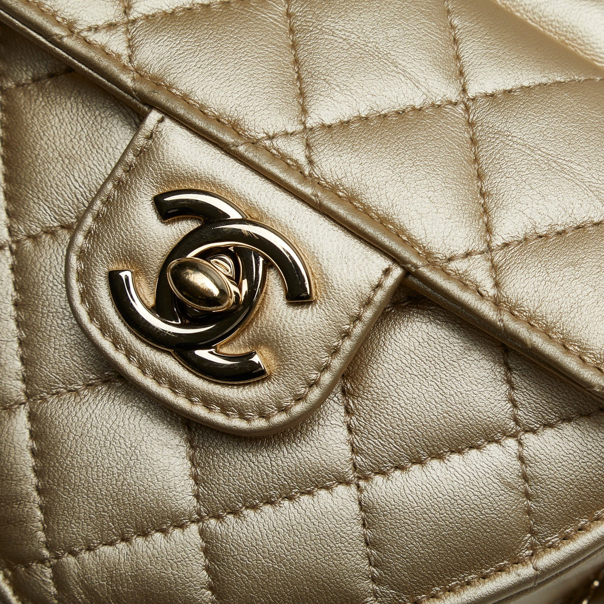 Authenticated Heart Mini Pre-Owned Bag Gold Unisex in CC Crossbody Crossbody Lambskin Love Chanel (Good) Leather